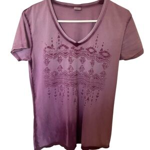 Trendy V-Neck Graphic Tee in Purple